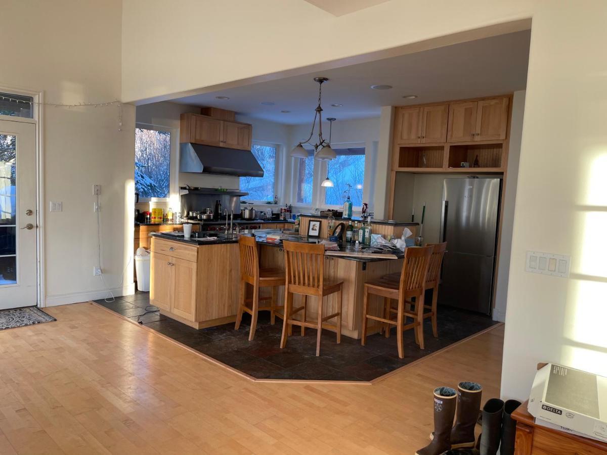 Frenchy'S Adventure Bed And Breakfast Anchorage Exterior foto